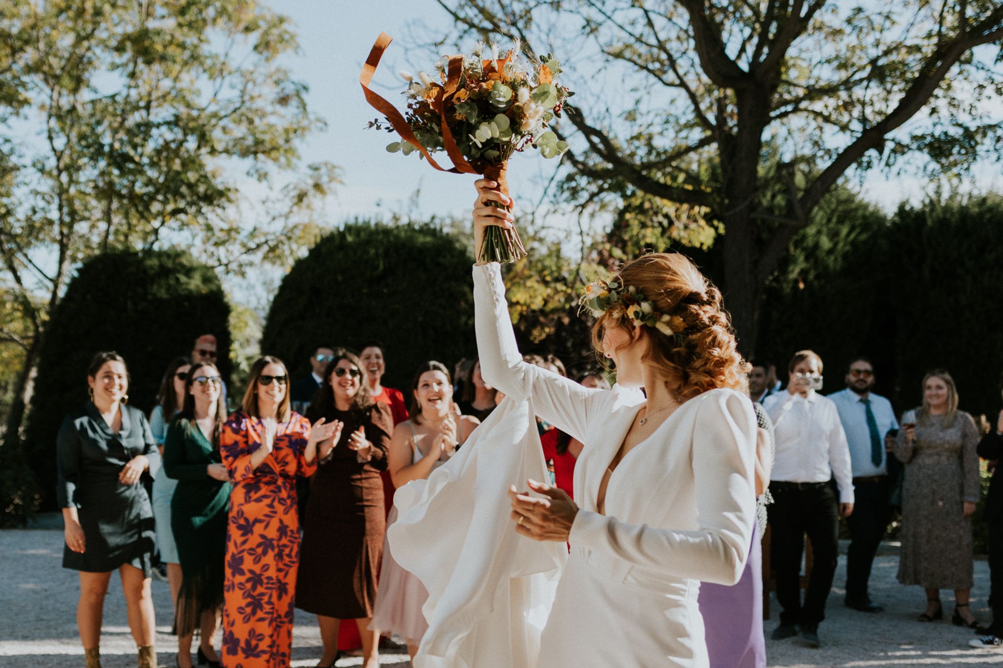 Captamos el momento de lanzamiento del ramo de la novia como fotógrafas de boda en Murcia en la boda de Manu y Helene