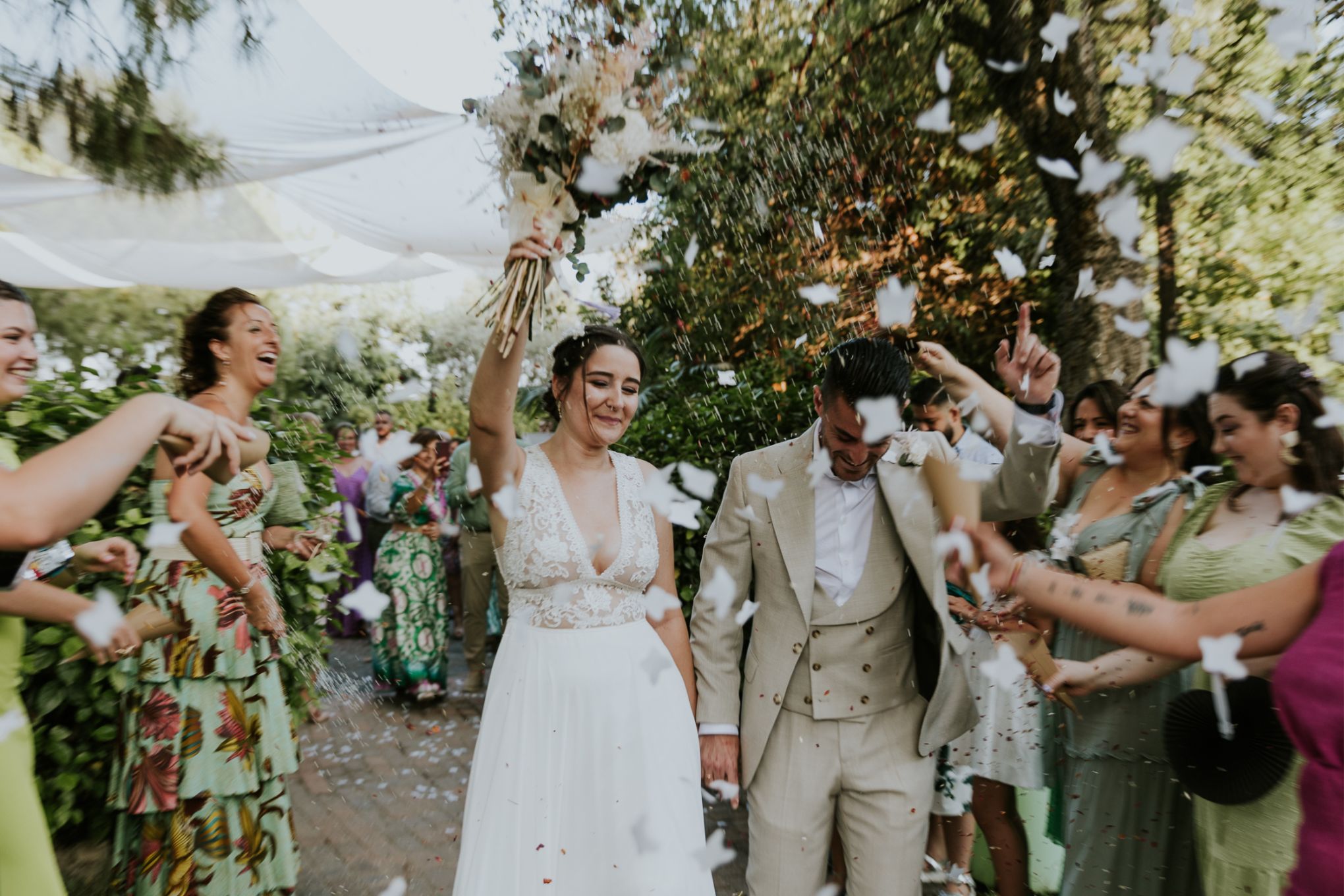 Foto boda en Murcia de Cristina y Víctor. Lanzamiento de arroz a la salida de la ceremonia.