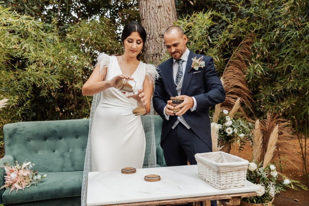 Novios haciendo la mezcla de las arenas en el ritual de la arena en su boda