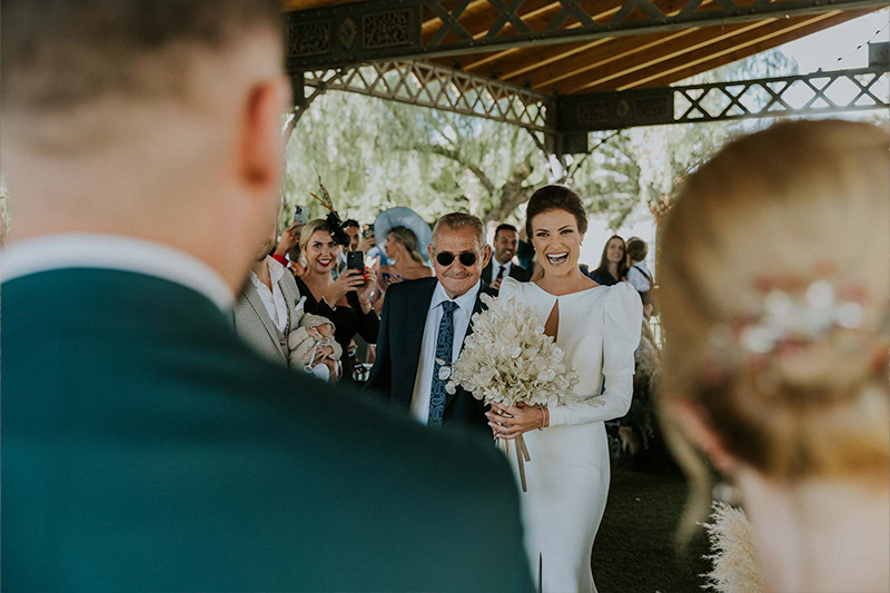 Fotografía de boda en Alicante, por Casual Weddings. Entrada de la novia.